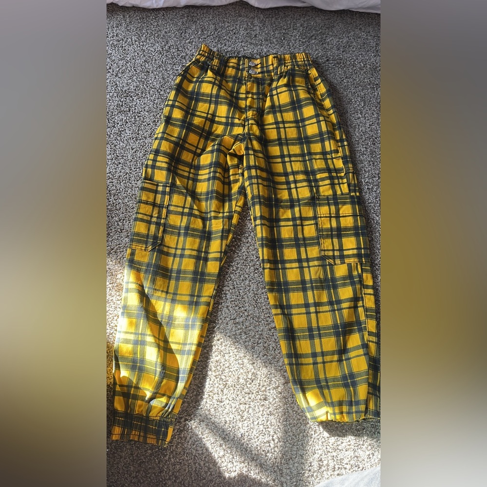 Super cute cargo pants. Clingy to the ankle. Medium!